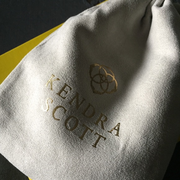 Kendra Scott Gold Threaded Elle Earrings - Picture 9 of 16